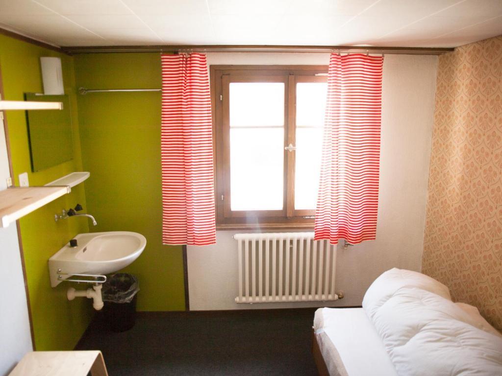 Nangijala Hostel Disentis Zimmer foto